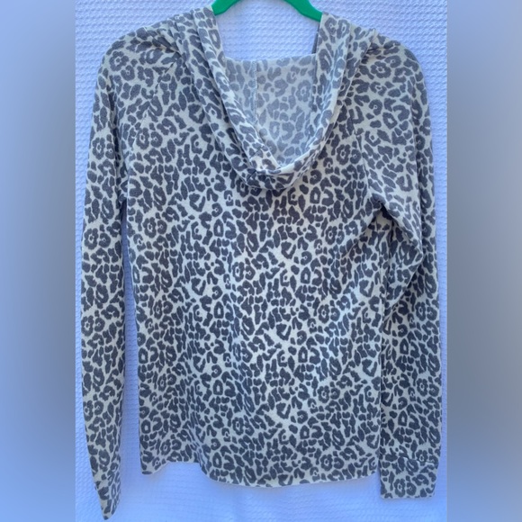 Francesca’s leopard print v neck longsleeve with hood - Picture 2 of 4